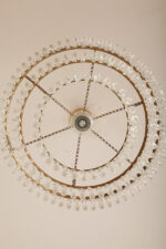 Duża kaskadowa trzypoziomowa jednopunktowa lampa sufitowa w stylu boho złożona z 143 przeźroczystych szklanych wisiorków i innych szklanych dodatków wiszących na trzech metalowych obręczach w kolorze starego złota, Typ 18-01, Železnobrodskié Sklo, Czechosłowacja, lata 50. - obrazek 17