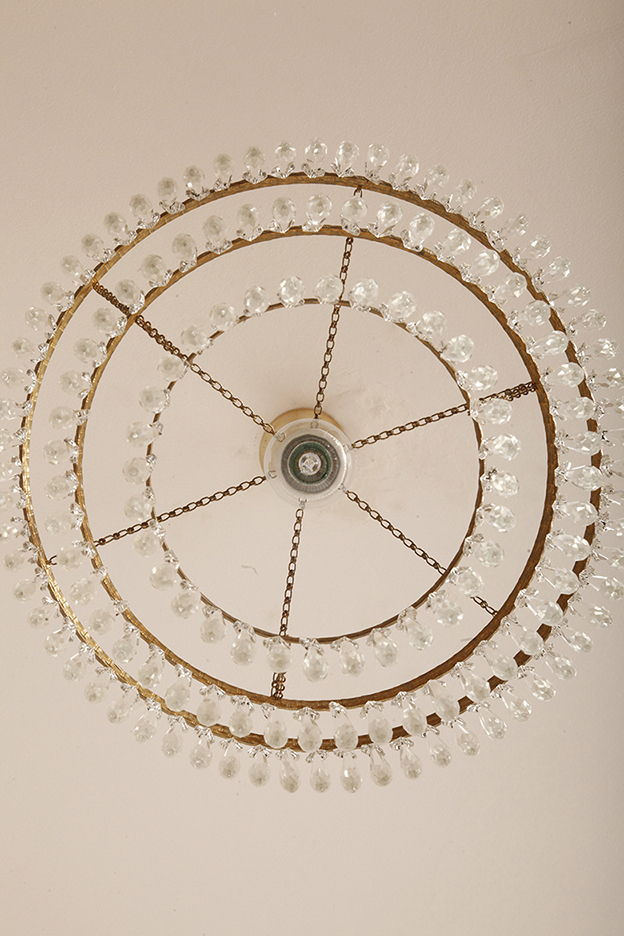 czech design, szklana lampa vintage, czech vintage lamp, vintage, vintage store, vintage ceiling lamp, hanging glass lamp, lamp, sklep vintage, mid century modern, Železnobrodskié Sklo, vintage chandeler, czechoslovakia, design shop, made in prl, lampa vintage Železnobrodskié Sklo, retro glass lamp, 60's, retro shop warsaw, meble prl, Železnobrodskié Sklo ceiling lamp, napako vintage lamp, mid century lamp, retro sklep warszawa, retro, Železnobrodskié Sklo vintage lamp, lampa napako, lamp design, vintage shop warsaw, lampa vintage, lampa boho, lampa sufitowa vintage, vintage lamp, antique shop warsaw, vintage hanging lamp, boho vintage, czeska lampa sufitowa retro, 1960., antique store warsaw, retro lamp, lampa vintage boho, hanging vintage lamp napako, 60., antyk sklep, retro style, retro shop, 1960s, antyk sklep warszawa, vintage light, vintage shop Duża kaskadowa trzypoziomowa jednopunktowa lampa sufitowa w stylu boho złożona z 143 przeźroczystych szklanych wisiorków i innych szklanych dodatków wiszących na trzech metalowych obręczach w kolorze starego złota, Typ 18-01, Železnobrodskié Sklo, Czechosłowacja, lata 50. - obrazek 17