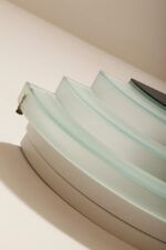 Jednopunktowy kinkiet/lampa ścienna z akrylowym kaskadowym kloszem w morskim kolorze, styl Memphis, firma Massive, Belgia, lata 90. - obrazek 16