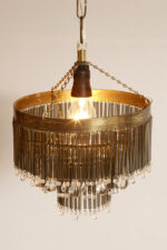 Kaskadowa trzypoziomowa jednopunktowa lampa sufitowa w stylu boho złożona z przeźroczystych szklanych wisiorków i czarnych szklanych pałeczek wiszących na trzech metalowych obręczach w kolorze starego złota, Typ 18-01, Železnobrodskié Sklo, Czechosłowacja, lata 50. - obrazek 17