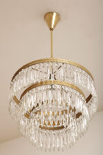 Duża kaskadowa trzypoziomowa jednopunktowa lampa sufitowa w stylu boho złożona z 143 przeźroczystych szklanych wisiorków i innych szklanych dodatków wiszących na trzech metalowych obręczach w kolorze starego złota, Typ 18-01, Železnobrodskié Sklo, Czechosłowacja, lata 50. - obrazek 18