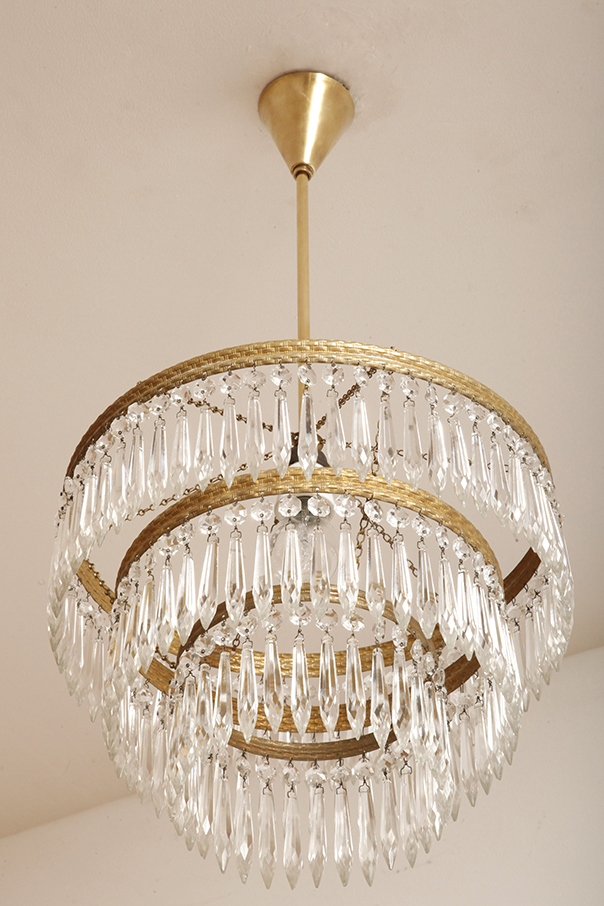 czech design, szklana lampa vintage, czech vintage lamp, vintage, vintage store, vintage ceiling lamp, hanging glass lamp, lamp, sklep vintage, mid century modern, Železnobrodskié Sklo, vintage chandeler, czechoslovakia, design shop, made in prl, lampa vintage Železnobrodskié Sklo, retro glass lamp, 60's, retro shop warsaw, meble prl, Železnobrodskié Sklo ceiling lamp, napako vintage lamp, mid century lamp, retro sklep warszawa, retro, Železnobrodskié Sklo vintage lamp, lampa napako, lamp design, vintage shop warsaw, lampa vintage, lampa boho, lampa sufitowa vintage, vintage lamp, antique shop warsaw, vintage hanging lamp, boho vintage, czeska lampa sufitowa retro, 1960., antique store warsaw, retro lamp, lampa vintage boho, hanging vintage lamp napako, 60., antyk sklep, retro style, retro shop, 1960s, antyk sklep warszawa, vintage light, vintage shop Duża kaskadowa trzypoziomowa jednopunktowa lampa sufitowa w stylu boho złożona z 143 przeźroczystych szklanych wisiorków i innych szklanych dodatków wiszących na trzech metalowych obręczach w kolorze starego złota, Typ 18-01, Železnobrodskié Sklo, Czechosłowacja, lata 50. - obrazek 18