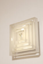 Duży jednopunktowy biały kwadratowy podtynkowy kinkiet/lampa ścienna/plafon „Kvadrat” / „Kvadratlampen” z geometrycznym dyfuzorem z tworzywa sztucznego, projekt Nils Andersen & Salli Besiakow dla Lyfa, Dania, wzór z 1972 roku - obrazek 17