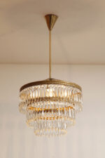 Duża kaskadowa trzypoziomowa jednopunktowa lampa sufitowa w stylu boho złożona z 143 przeźroczystych szklanych wisiorków i innych szklanych dodatków wiszących na trzech metalowych obręczach w kolorze starego złota, Typ 18-01, Železnobrodskié Sklo, Czechosłowacja, lata 50. - obrazek 19