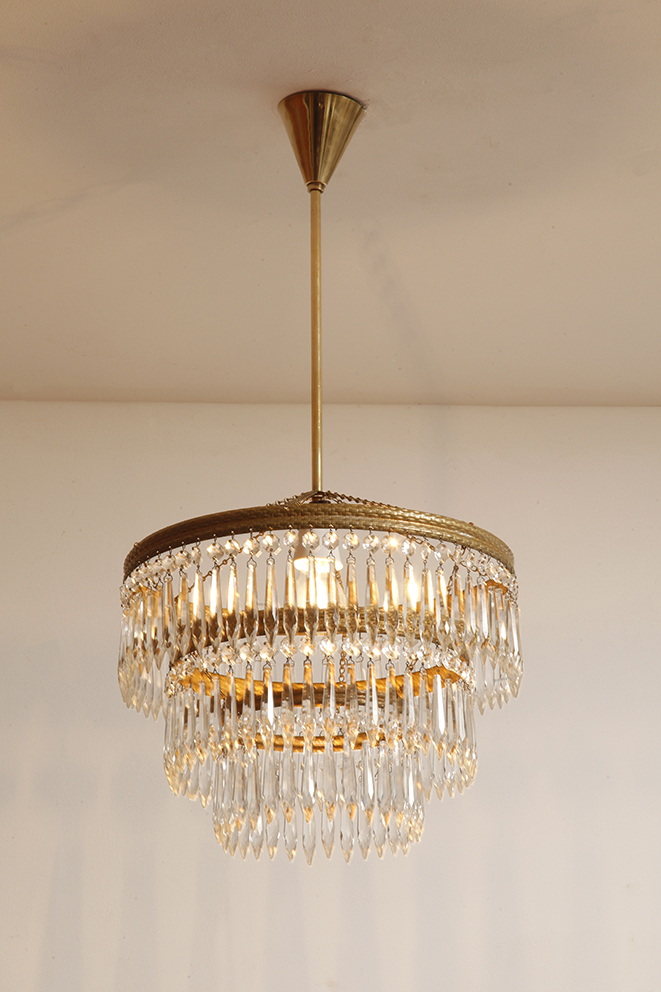 czech design, szklana lampa vintage, czech vintage lamp, vintage, vintage store, vintage ceiling lamp, hanging glass lamp, lamp, sklep vintage, mid century modern, Železnobrodskié Sklo, vintage chandeler, czechoslovakia, design shop, made in prl, lampa vintage Železnobrodskié Sklo, retro glass lamp, 60's, retro shop warsaw, meble prl, Železnobrodskié Sklo ceiling lamp, napako vintage lamp, mid century lamp, retro sklep warszawa, retro, Železnobrodskié Sklo vintage lamp, lampa napako, lamp design, vintage shop warsaw, lampa vintage, lampa boho, lampa sufitowa vintage, vintage lamp, antique shop warsaw, vintage hanging lamp, boho vintage, czeska lampa sufitowa retro, 1960., antique store warsaw, retro lamp, lampa vintage boho, hanging vintage lamp napako, 60., antyk sklep, retro style, retro shop, 1960s, antyk sklep warszawa, vintage light, vintage shop Duża kaskadowa trzypoziomowa jednopunktowa lampa sufitowa w stylu boho złożona z 143 przeźroczystych szklanych wisiorków i innych szklanych dodatków wiszących na trzech metalowych obręczach w kolorze starego złota, Typ 18-01, Železnobrodskié Sklo, Czechosłowacja, lata 50. - obrazek 19