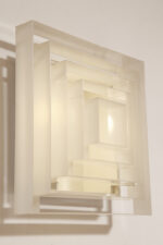 Duży jednopunktowy biały kwadratowy podtynkowy kinkiet/lampa ścienna/plafon „Kvadrat” / „Kvadratlampen” z geometrycznym dyfuzorem z tworzywa sztucznego, projekt Nils Andersen & Salli Besiakow dla Lyfa, Dania, wzór z 1972 roku - obrazek 18