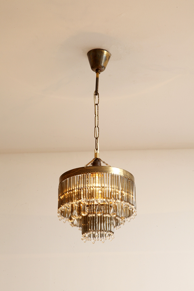 lampa napako, lamp design, vintage shop warsaw, lampa vintage, lampa boho, lampa sufitowa vintage, vintage lamp, antique shop warsaw, vintage hanging lamp, boho vintage, czeska lampa sufitowa retro, 1960., antique store warsaw, retro lamp, lampa vintage boho, hanging vintage lamp napako, 60., antyk sklep, retro style, retro shop, 1960s, antyk sklep warszawa, vintage light, vintage shop, czech design, szklana lampa vintage, czech vintage lamp, vintage, vintage store, vintage ceiling lamp, hanging glass lamp, lamp, sklep vintage, mid century modern, Železnobrodskié Sklo, vintage chandeler, czechoslovakia, design shop, made in prl, lampa vintage Železnobrodskié Sklo, retro glass lamp, 60's, retro shop warsaw, meble prl, Železnobrodskié Sklo ceiling lamp, napako vintage lamp, mid century lamp, retro sklep warszawa, retro, Železnobrodskié Sklo vintage lamp Kaskadowa trzypoziomowa jednopunktowa lampa sufitowa w stylu boho złożona z przeźroczystych szklanych wisiorków i czarnych szklanych pałeczek wiszących na trzech metalowych obręczach w kolorze starego złota, Typ 18-01, Železnobrodskié Sklo, Czechosłowacja, lata 50. - obrazek 19