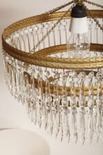 Duża kaskadowa trzypoziomowa jednopunktowa lampa sufitowa w stylu boho złożona z 143 przeźroczystych szklanych wisiorków i innych szklanych dodatków wiszących na trzech metalowych obręczach w kolorze starego złota, Typ 18-01, Železnobrodskié Sklo, Czechosłowacja, lata 50. - obrazek 20