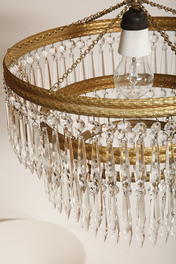 czech design, szklana lampa vintage, czech vintage lamp, vintage, vintage store, vintage ceiling lamp, hanging glass lamp, lamp, sklep vintage, mid century modern, Železnobrodskié Sklo, vintage chandeler, czechoslovakia, design shop, made in prl, lampa vintage Železnobrodskié Sklo, retro glass lamp, 60's, retro shop warsaw, meble prl, Železnobrodskié Sklo ceiling lamp, napako vintage lamp, mid century lamp, retro sklep warszawa, retro, Železnobrodskié Sklo vintage lamp, lampa napako, lamp design, vintage shop warsaw, lampa vintage, lampa boho, lampa sufitowa vintage, vintage lamp, antique shop warsaw, vintage hanging lamp, boho vintage, czeska lampa sufitowa retro, 1960., antique store warsaw, retro lamp, lampa vintage boho, hanging vintage lamp napako, 60., antyk sklep, retro style, retro shop, 1960s, antyk sklep warszawa, vintage light, vintage shop Duża kaskadowa trzypoziomowa jednopunktowa lampa sufitowa w stylu boho złożona z 143 przeźroczystych szklanych wisiorków i innych szklanych dodatków wiszących na trzech metalowych obręczach w kolorze starego złota, Typ 18-01, Železnobrodskié Sklo, Czechosłowacja, lata 50. - obrazek 20