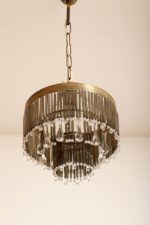 Kaskadowa trzypoziomowa jednopunktowa lampa sufitowa w stylu boho złożona z przeźroczystych szklanych wisiorków i czarnych szklanych pałeczek wiszących na trzech metalowych obręczach w kolorze starego złota, Typ 18-01, Železnobrodskié Sklo, Czechosłowacja, lata 50. - obrazek 20