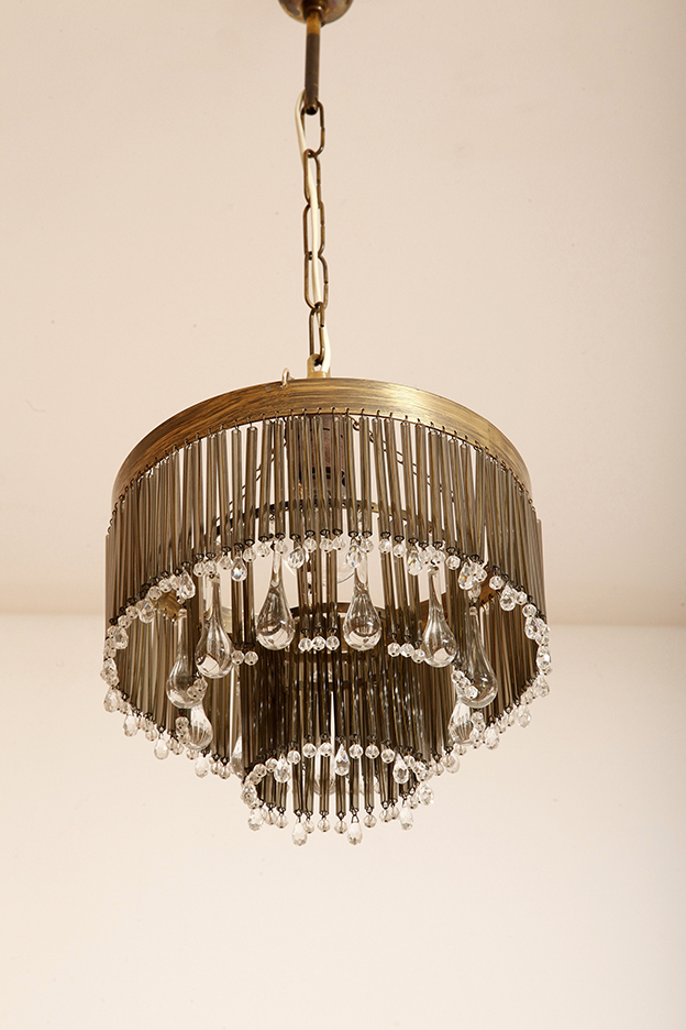 lampa napako, lamp design, vintage shop warsaw, lampa vintage, lampa boho, lampa sufitowa vintage, vintage lamp, antique shop warsaw, vintage hanging lamp, boho vintage, czeska lampa sufitowa retro, 1960., antique store warsaw, retro lamp, lampa vintage boho, hanging vintage lamp napako, 60., antyk sklep, retro style, retro shop, 1960s, antyk sklep warszawa, vintage light, vintage shop, czech design, szklana lampa vintage, czech vintage lamp, vintage, vintage store, vintage ceiling lamp, hanging glass lamp, lamp, sklep vintage, mid century modern, Železnobrodskié Sklo, vintage chandeler, czechoslovakia, design shop, made in prl, lampa vintage Železnobrodskié Sklo, retro glass lamp, 60's, retro shop warsaw, meble prl, Železnobrodskié Sklo ceiling lamp, napako vintage lamp, mid century lamp, retro sklep warszawa, retro, Železnobrodskié Sklo vintage lamp Kaskadowa trzypoziomowa jednopunktowa lampa sufitowa w stylu boho złożona z przeźroczystych szklanych wisiorków i czarnych szklanych pałeczek wiszących na trzech metalowych obręczach w kolorze starego złota, Typ 18-01, Železnobrodskié Sklo, Czechosłowacja, lata 50. - obrazek 20