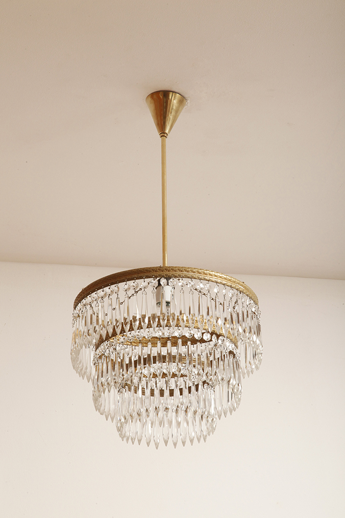 czech design, szklana lampa vintage, czech vintage lamp, vintage, vintage store, vintage ceiling lamp, hanging glass lamp, lamp, sklep vintage, mid century modern, Železnobrodskié Sklo, vintage chandeler, czechoslovakia, design shop, made in prl, lampa vintage Železnobrodskié Sklo, retro glass lamp, 60's, retro shop warsaw, meble prl, Železnobrodskié Sklo ceiling lamp, napako vintage lamp, mid century lamp, retro sklep warszawa, retro, Železnobrodskié Sklo vintage lamp, lampa napako, lamp design, vintage shop warsaw, lampa vintage, lampa boho, lampa sufitowa vintage, vintage lamp, antique shop warsaw, vintage hanging lamp, boho vintage, czeska lampa sufitowa retro, 1960., antique store warsaw, retro lamp, lampa vintage boho, hanging vintage lamp napako, 60., antyk sklep, retro style, retro shop, 1960s, antyk sklep warszawa, vintage light, vintage shop Duża kaskadowa trzypoziomowa jednopunktowa lampa sufitowa w stylu boho złożona z 143 przeźroczystych szklanych wisiorków i innych szklanych dodatków wiszących na trzech metalowych obręczach w kolorze starego złota, Typ 18-01, Železnobrodskié Sklo, Czechosłowacja, lata 50. - obrazek 21