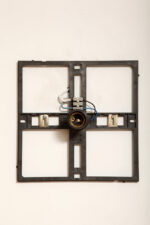 Jednopunktowa kwadratowa lekka lakierowana na kremowo w połysku lampa ścienna/kinkiet "Scudo" (Tarcza)z tłoczonego aluminium, Space Age, firma Fael, Włochy, lata 70 - obrazek 49