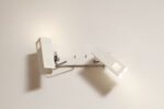 Dwupunktowa pozioma biała metalowa lampa ścienna/kinkiet z ruchomymi kloszami na chromowanej konstrukcji, Space Age, Włochy, lata 70 - obrazek 2