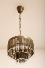 Kaskadowa trzypoziomowa jednopunktowa lampa sufitowa w stylu boho złożona z przeźroczystych szklanych wisiorków i czarnych szklanych pałeczek wiszących na trzech metalowych obręczach w kolorze starego złota, Typ 18-01, Železnobrodskié Sklo, Czechosłowacja, lata 50. - obrazek 2