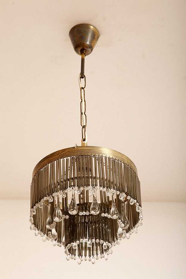 lampa napako, lamp design, vintage shop warsaw, lampa vintage, lampa boho, lampa sufitowa vintage, vintage lamp, antique shop warsaw, vintage hanging lamp, boho vintage, czeska lampa sufitowa retro, 1960., antique store warsaw, retro lamp, lampa vintage boho, hanging vintage lamp napako, 60., antyk sklep, retro style, retro shop, 1960s, antyk sklep warszawa, vintage light, vintage shop, czech design, szklana lampa vintage, czech vintage lamp, vintage, vintage store, vintage ceiling lamp, hanging glass lamp, lamp, sklep vintage, mid century modern, Železnobrodskié Sklo, vintage chandeler, czechoslovakia, design shop, made in prl, lampa vintage Železnobrodskié Sklo, retro glass lamp, 60's, retro shop warsaw, meble prl, Železnobrodskié Sklo ceiling lamp, napako vintage lamp, mid century lamp, retro sklep warszawa, retro, Železnobrodskié Sklo vintage lamp Kaskadowa trzypoziomowa jednopunktowa lampa sufitowa w stylu boho złożona z przeźroczystych szklanych wisiorków i czarnych szklanych pałeczek wiszących na trzech metalowych obręczach w kolorze starego złota, Typ 18-01, Železnobrodskié Sklo, Czechosłowacja, lata 50. - obrazek 2