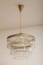 Duża kaskadowa trzypoziomowa jednopunktowa lampa sufitowa w stylu boho złożona z 143 przeźroczystych szklanych wisiorków i innych szklanych dodatków wiszących na trzech metalowych obręczach w kolorze starego złota, Typ 18-01, Železnobrodskié Sklo, Czechosłowacja, lata 50. - obrazek 2