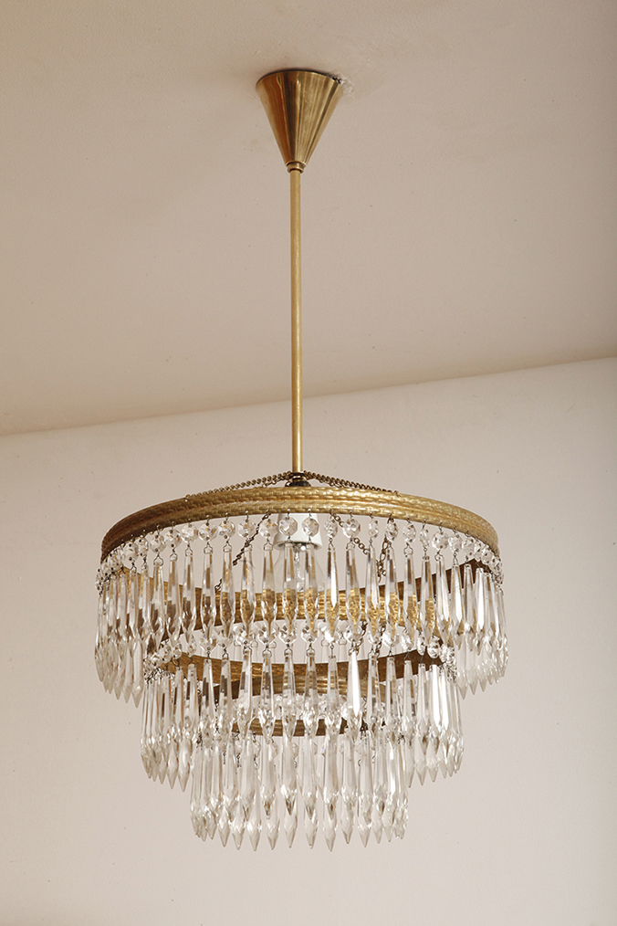 czech design, szklana lampa vintage, czech vintage lamp, vintage, vintage store, vintage ceiling lamp, hanging glass lamp, lamp, sklep vintage, mid century modern, Železnobrodskié Sklo, vintage chandeler, czechoslovakia, design shop, made in prl, lampa vintage Železnobrodskié Sklo, retro glass lamp, 60's, retro shop warsaw, meble prl, Železnobrodskié Sklo ceiling lamp, napako vintage lamp, mid century lamp, retro sklep warszawa, retro, Železnobrodskié Sklo vintage lamp, lampa napako, lamp design, vintage shop warsaw, lampa vintage, lampa boho, lampa sufitowa vintage, vintage lamp, antique shop warsaw, vintage hanging lamp, boho vintage, czeska lampa sufitowa retro, 1960., antique store warsaw, retro lamp, lampa vintage boho, hanging vintage lamp napako, 60., antyk sklep, retro style, retro shop, 1960s, antyk sklep warszawa, vintage light, vintage shop Duża kaskadowa trzypoziomowa jednopunktowa lampa sufitowa w stylu boho złożona z 143 przeźroczystych szklanych wisiorków i innych szklanych dodatków wiszących na trzech metalowych obręczach w kolorze starego złota, Typ 18-01, Železnobrodskié Sklo, Czechosłowacja, lata 50. - obrazek 2