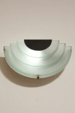 Jednopunktowy kinkiet/lampa ścienna z akrylowym kaskadowym kloszem w morskim kolorze, styl Memphis, firma Massive, Belgia, lata 90. - obrazek 2