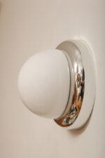 Jednopunktowa w kształcie kopuły okrągła szklana biała lampa ścienna/kinkiet/plafon ze srebrną oprawą z tworzywa sztucznego, Space Age, Sozzi Illuminazione, Włochy, lata 80. - obrazek 2