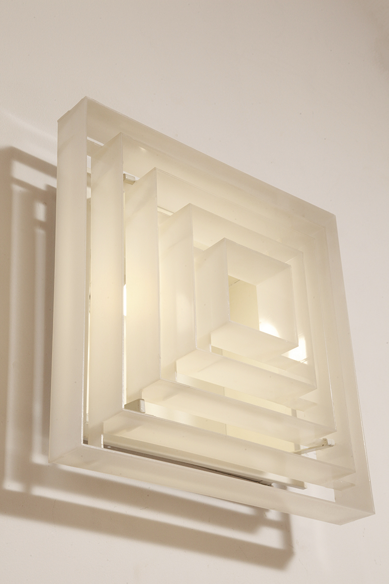 scandinavian lamp, antique shop warsaw, duński design, retro sklep warszawa, scandinavian style, antique store warsaw, retro shop, vintage shop warsaw, vintage wall lamp, antyk sklep, vintage shop, vintage store warsaw, metal lamp, antyk sklep warszawa, vintage store, retro store warsaw, lampa vintage, scandinavian vintage lamp, sklep vintage, design shop warsaw, danish design, metal vintage lamp, design shop, design sklep warszawa, lampa retro, wall lamp lyfa, retro store, danish lamp, antique shop, duńska lampa, design sklep, danish ceiling lamp, antique store, danish hanging lamp, design store, vintage lamp, design store warsaw, vintage danish lamp, kinkiet lyfa, sklep retro, scandinavian design, vintage sklep warszawa, danish retro lamp, lyfa wall lamp, retro shop warsaw Duży jednopunktowy biały kwadratowy podtynkowy kinkiet/lampa ścienna/plafon „Kvadrat” / „Kvadratlampen” z geometrycznym dyfuzorem z tworzywa sztucznego, projekt Nils Andersen & Salli Besiakow dla Lyfa, Dania, wzór z 1972 roku - obrazek 2