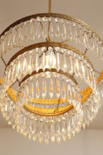 Duża kaskadowa trzypoziomowa jednopunktowa lampa sufitowa w stylu boho złożona z 143 przeźroczystych szklanych wisiorków i innych szklanych dodatków wiszących na trzech metalowych obręczach w kolorze starego złota, Typ 18-01, Železnobrodskié Sklo, Czechosłowacja, lata 50. - obrazek 22