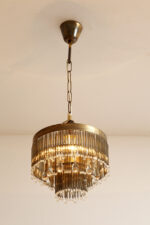 Kaskadowa trzypoziomowa jednopunktowa lampa sufitowa w stylu boho złożona z przeźroczystych szklanych wisiorków i czarnych szklanych pałeczek wiszących na trzech metalowych obręczach w kolorze starego złota, Typ 18-01, Železnobrodskié Sklo, Czechosłowacja, lata 50. - obrazek 22