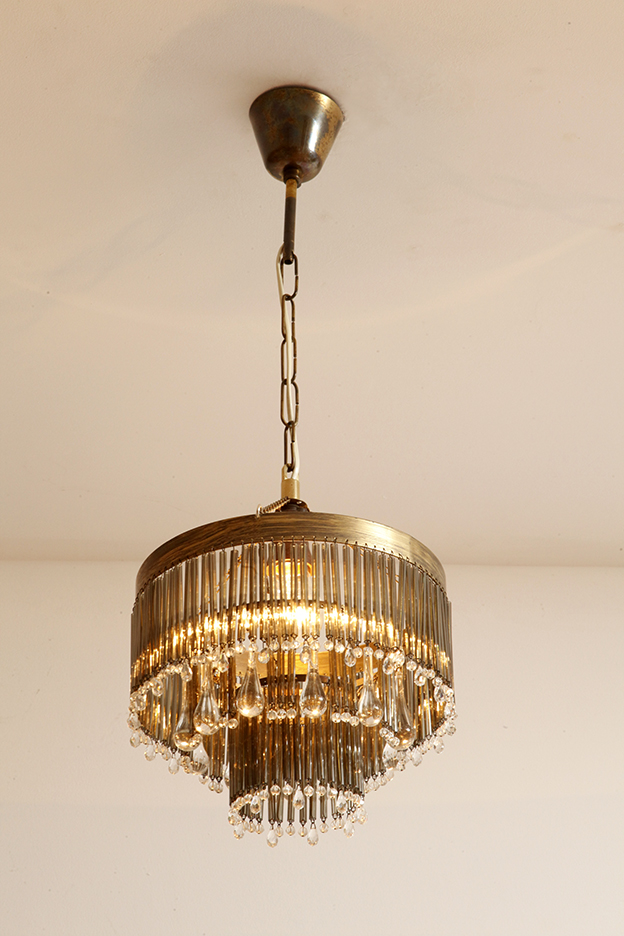 lampa napako, lamp design, vintage shop warsaw, lampa vintage, lampa boho, lampa sufitowa vintage, vintage lamp, antique shop warsaw, vintage hanging lamp, boho vintage, czeska lampa sufitowa retro, 1960., antique store warsaw, retro lamp, lampa vintage boho, hanging vintage lamp napako, 60., antyk sklep, retro style, retro shop, 1960s, antyk sklep warszawa, vintage light, vintage shop, czech design, szklana lampa vintage, czech vintage lamp, vintage, vintage store, vintage ceiling lamp, hanging glass lamp, lamp, sklep vintage, mid century modern, Železnobrodskié Sklo, vintage chandeler, czechoslovakia, design shop, made in prl, lampa vintage Železnobrodskié Sklo, retro glass lamp, 60's, retro shop warsaw, meble prl, Železnobrodskié Sklo ceiling lamp, napako vintage lamp, mid century lamp, retro sklep warszawa, retro, Železnobrodskié Sklo vintage lamp Kaskadowa trzypoziomowa jednopunktowa lampa sufitowa w stylu boho złożona z przeźroczystych szklanych wisiorków i czarnych szklanych pałeczek wiszących na trzech metalowych obręczach w kolorze starego złota, Typ 18-01, Železnobrodskié Sklo, Czechosłowacja, lata 50. - obrazek 22