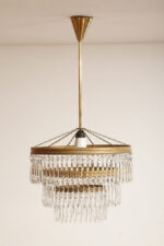 Duża kaskadowa trzypoziomowa jednopunktowa lampa sufitowa w stylu boho złożona z 143 przeźroczystych szklanych wisiorków i innych szklanych dodatków wiszących na trzech metalowych obręczach w kolorze starego złota, Typ 18-01, Železnobrodskié Sklo, Czechosłowacja, lata 50. - obrazek 23