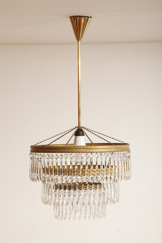 czech design, szklana lampa vintage, czech vintage lamp, vintage, vintage store, vintage ceiling lamp, hanging glass lamp, lamp, sklep vintage, mid century modern, Železnobrodskié Sklo, vintage chandeler, czechoslovakia, design shop, made in prl, lampa vintage Železnobrodskié Sklo, retro glass lamp, 60's, retro shop warsaw, meble prl, Železnobrodskié Sklo ceiling lamp, napako vintage lamp, mid century lamp, retro sklep warszawa, retro, Železnobrodskié Sklo vintage lamp, lampa napako, lamp design, vintage shop warsaw, lampa vintage, lampa boho, lampa sufitowa vintage, vintage lamp, antique shop warsaw, vintage hanging lamp, boho vintage, czeska lampa sufitowa retro, 1960., antique store warsaw, retro lamp, lampa vintage boho, hanging vintage lamp napako, 60., antyk sklep, retro style, retro shop, 1960s, antyk sklep warszawa, vintage light, vintage shop Duża kaskadowa trzypoziomowa jednopunktowa lampa sufitowa w stylu boho złożona z 143 przeźroczystych szklanych wisiorków i innych szklanych dodatków wiszących na trzech metalowych obręczach w kolorze starego złota, Typ 18-01, Železnobrodskié Sklo, Czechosłowacja, lata 50. - obrazek 23