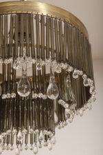 Kaskadowa trzypoziomowa jednopunktowa lampa sufitowa w stylu boho złożona z przeźroczystych szklanych wisiorków i czarnych szklanych pałeczek wiszących na trzech metalowych obręczach w kolorze starego złota, Typ 18-01, Železnobrodskié Sklo, Czechosłowacja, lata 50. - obrazek 23