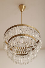 Duża kaskadowa trzypoziomowa jednopunktowa lampa sufitowa w stylu boho złożona z 143 przeźroczystych szklanych wisiorków i innych szklanych dodatków wiszących na trzech metalowych obręczach w kolorze starego złota, Typ 18-01, Železnobrodskié Sklo, Czechosłowacja, lata 50. - obrazek 24