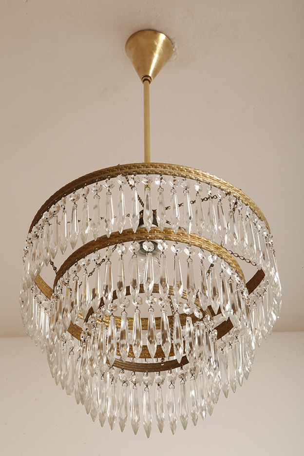 czech design, szklana lampa vintage, czech vintage lamp, vintage, vintage store, vintage ceiling lamp, hanging glass lamp, lamp, sklep vintage, mid century modern, Železnobrodskié Sklo, vintage chandeler, czechoslovakia, design shop, made in prl, lampa vintage Železnobrodskié Sklo, retro glass lamp, 60's, retro shop warsaw, meble prl, Železnobrodskié Sklo ceiling lamp, napako vintage lamp, mid century lamp, retro sklep warszawa, retro, Železnobrodskié Sklo vintage lamp, lampa napako, lamp design, vintage shop warsaw, lampa vintage, lampa boho, lampa sufitowa vintage, vintage lamp, antique shop warsaw, vintage hanging lamp, boho vintage, czeska lampa sufitowa retro, 1960., antique store warsaw, retro lamp, lampa vintage boho, hanging vintage lamp napako, 60., antyk sklep, retro style, retro shop, 1960s, antyk sklep warszawa, vintage light, vintage shop Duża kaskadowa trzypoziomowa jednopunktowa lampa sufitowa w stylu boho złożona z 143 przeźroczystych szklanych wisiorków i innych szklanych dodatków wiszących na trzech metalowych obręczach w kolorze starego złota, Typ 18-01, Železnobrodskié Sklo, Czechosłowacja, lata 50. - obrazek 24