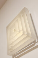 Duży jednopunktowy biały kwadratowy podtynkowy kinkiet/lampa ścienna/plafon „Kvadrat” / „Kvadratlampen” z geometrycznym dyfuzorem z tworzywa sztucznego, projekt Nils Andersen & Salli Besiakow dla Lyfa, Dania, wzór z 1972 roku - obrazek 23