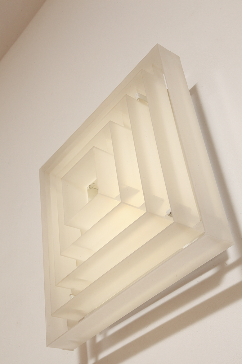 scandinavian lamp, antique shop warsaw, duński design, retro sklep warszawa, scandinavian style, antique store warsaw, retro shop, vintage shop warsaw, vintage wall lamp, antyk sklep, vintage shop, vintage store warsaw, metal lamp, antyk sklep warszawa, vintage store, retro store warsaw, lampa vintage, scandinavian vintage lamp, sklep vintage, design shop warsaw, danish design, metal vintage lamp, design shop, design sklep warszawa, lampa retro, wall lamp lyfa, retro store, danish lamp, antique shop, duńska lampa, design sklep, danish ceiling lamp, antique store, danish hanging lamp, design store, vintage lamp, design store warsaw, vintage danish lamp, kinkiet lyfa, sklep retro, scandinavian design, vintage sklep warszawa, danish retro lamp, lyfa wall lamp, retro shop warsaw Duży jednopunktowy biały kwadratowy podtynkowy kinkiet/lampa ścienna/plafon „Kvadrat” / „Kvadratlampen” z geometrycznym dyfuzorem z tworzywa sztucznego, projekt Nils Andersen & Salli Besiakow dla Lyfa, Dania, wzór z 1972 roku - obrazek 23