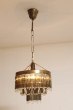 Kaskadowa trzypoziomowa jednopunktowa lampa sufitowa w stylu boho złożona z przeźroczystych szklanych wisiorków i czarnych szklanych pałeczek wiszących na trzech metalowych obręczach w kolorze starego złota, Typ 18-01, Železnobrodskié Sklo, Czechosłowacja, lata 50. - obrazek 24