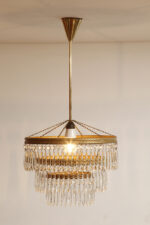 Duża kaskadowa trzypoziomowa jednopunktowa lampa sufitowa w stylu boho złożona z 143 przeźroczystych szklanych wisiorków i innych szklanych dodatków wiszących na trzech metalowych obręczach w kolorze starego złota, Typ 18-01, Železnobrodskié Sklo, Czechosłowacja, lata 50. - obrazek 25