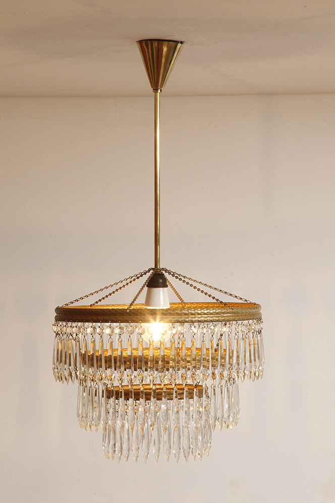 czech design, szklana lampa vintage, czech vintage lamp, vintage, vintage store, vintage ceiling lamp, hanging glass lamp, lamp, sklep vintage, mid century modern, Železnobrodskié Sklo, vintage chandeler, czechoslovakia, design shop, made in prl, lampa vintage Železnobrodskié Sklo, retro glass lamp, 60's, retro shop warsaw, meble prl, Železnobrodskié Sklo ceiling lamp, napako vintage lamp, mid century lamp, retro sklep warszawa, retro, Železnobrodskié Sklo vintage lamp, lampa napako, lamp design, vintage shop warsaw, lampa vintage, lampa boho, lampa sufitowa vintage, vintage lamp, antique shop warsaw, vintage hanging lamp, boho vintage, czeska lampa sufitowa retro, 1960., antique store warsaw, retro lamp, lampa vintage boho, hanging vintage lamp napako, 60., antyk sklep, retro style, retro shop, 1960s, antyk sklep warszawa, vintage light, vintage shop Duża kaskadowa trzypoziomowa jednopunktowa lampa sufitowa w stylu boho złożona z 143 przeźroczystych szklanych wisiorków i innych szklanych dodatków wiszących na trzech metalowych obręczach w kolorze starego złota, Typ 18-01, Železnobrodskié Sklo, Czechosłowacja, lata 50. - obrazek 25