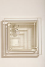 Duży jednopunktowy biały kwadratowy podtynkowy kinkiet/lampa ścienna/plafon „Kvadrat” / „Kvadratlampen” z geometrycznym dyfuzorem z tworzywa sztucznego, projekt Nils Andersen & Salli Besiakow dla Lyfa, Dania, wzór z 1972 roku - obrazek 24