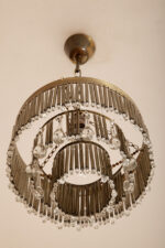 Kaskadowa trzypoziomowa jednopunktowa lampa sufitowa w stylu boho złożona z przeźroczystych szklanych wisiorków i czarnych szklanych pałeczek wiszących na trzech metalowych obręczach w kolorze starego złota, Typ 18-01, Železnobrodskié Sklo, Czechosłowacja, lata 50. - obrazek 25