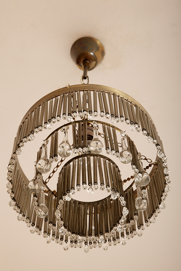 lampa napako, lamp design, vintage shop warsaw, lampa vintage, lampa boho, lampa sufitowa vintage, vintage lamp, antique shop warsaw, vintage hanging lamp, boho vintage, czeska lampa sufitowa retro, 1960., antique store warsaw, retro lamp, lampa vintage boho, hanging vintage lamp napako, 60., antyk sklep, retro style, retro shop, 1960s, antyk sklep warszawa, vintage light, vintage shop, czech design, szklana lampa vintage, czech vintage lamp, vintage, vintage store, vintage ceiling lamp, hanging glass lamp, lamp, sklep vintage, mid century modern, Železnobrodskié Sklo, vintage chandeler, czechoslovakia, design shop, made in prl, lampa vintage Železnobrodskié Sklo, retro glass lamp, 60's, retro shop warsaw, meble prl, Železnobrodskié Sklo ceiling lamp, napako vintage lamp, mid century lamp, retro sklep warszawa, retro, Železnobrodskié Sklo vintage lamp Kaskadowa trzypoziomowa jednopunktowa lampa sufitowa w stylu boho złożona z przeźroczystych szklanych wisiorków i czarnych szklanych pałeczek wiszących na trzech metalowych obręczach w kolorze starego złota, Typ 18-01, Železnobrodskié Sklo, Czechosłowacja, lata 50. - obrazek 25