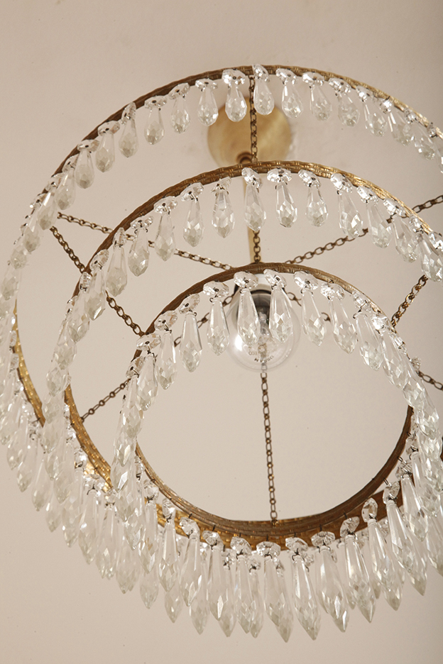 czech design, szklana lampa vintage, czech vintage lamp, vintage, vintage store, vintage ceiling lamp, hanging glass lamp, lamp, sklep vintage, mid century modern, Železnobrodskié Sklo, vintage chandeler, czechoslovakia, design shop, made in prl, lampa vintage Železnobrodskié Sklo, retro glass lamp, 60's, retro shop warsaw, meble prl, Železnobrodskié Sklo ceiling lamp, napako vintage lamp, mid century lamp, retro sklep warszawa, retro, Železnobrodskié Sklo vintage lamp, lampa napako, lamp design, vintage shop warsaw, lampa vintage, lampa boho, lampa sufitowa vintage, vintage lamp, antique shop warsaw, vintage hanging lamp, boho vintage, czeska lampa sufitowa retro, 1960., antique store warsaw, retro lamp, lampa vintage boho, hanging vintage lamp napako, 60., antyk sklep, retro style, retro shop, 1960s, antyk sklep warszawa, vintage light, vintage shop Duża kaskadowa trzypoziomowa jednopunktowa lampa sufitowa w stylu boho złożona z 143 przeźroczystych szklanych wisiorków i innych szklanych dodatków wiszących na trzech metalowych obręczach w kolorze starego złota, Typ 18-01, Železnobrodskié Sklo, Czechosłowacja, lata 50. - obrazek 26