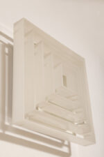 Duży jednopunktowy biały kwadratowy podtynkowy kinkiet/lampa ścienna/plafon „Kvadrat” / „Kvadratlampen” z geometrycznym dyfuzorem z tworzywa sztucznego, projekt Nils Andersen & Salli Besiakow dla Lyfa, Dania, wzór z 1972 roku - obrazek 25