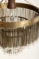 Kaskadowa trzypoziomowa jednopunktowa lampa sufitowa w stylu boho złożona z przeźroczystych szklanych wisiorków i czarnych szklanych pałeczek wiszących na trzech metalowych obręczach w kolorze starego złota, Typ 18-01, Železnobrodskié Sklo, Czechosłowacja, lata 50. - obrazek 26