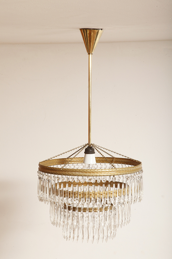 czech design, szklana lampa vintage, czech vintage lamp, vintage, vintage store, vintage ceiling lamp, hanging glass lamp, lamp, sklep vintage, mid century modern, Železnobrodskié Sklo, vintage chandeler, czechoslovakia, design shop, made in prl, lampa vintage Železnobrodskié Sklo, retro glass lamp, 60's, retro shop warsaw, meble prl, Železnobrodskié Sklo ceiling lamp, napako vintage lamp, mid century lamp, retro sklep warszawa, retro, Železnobrodskié Sklo vintage lamp, lampa napako, lamp design, vintage shop warsaw, lampa vintage, lampa boho, lampa sufitowa vintage, vintage lamp, antique shop warsaw, vintage hanging lamp, boho vintage, czeska lampa sufitowa retro, 1960., antique store warsaw, retro lamp, lampa vintage boho, hanging vintage lamp napako, 60., antyk sklep, retro style, retro shop, 1960s, antyk sklep warszawa, vintage light, vintage shop Duża kaskadowa trzypoziomowa jednopunktowa lampa sufitowa w stylu boho złożona z 143 przeźroczystych szklanych wisiorków i innych szklanych dodatków wiszących na trzech metalowych obręczach w kolorze starego złota, Typ 18-01, Železnobrodskié Sklo, Czechosłowacja, lata 50. - obrazek 27