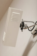 Dwupunktowa pozioma biała metalowa lampa ścienna/kinkiet z ruchomymi kloszami na chromowanej konstrukcji, Space Age, Włochy, lata 70 - obrazek 27