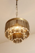 Kaskadowa trzypoziomowa jednopunktowa lampa sufitowa w stylu boho złożona z przeźroczystych szklanych wisiorków i czarnych szklanych pałeczek wiszących na trzech metalowych obręczach w kolorze starego złota, Typ 18-01, Železnobrodskié Sklo, Czechosłowacja, lata 50. - obrazek 27