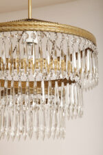 Duża kaskadowa trzypoziomowa jednopunktowa lampa sufitowa w stylu boho złożona z 143 przeźroczystych szklanych wisiorków i innych szklanych dodatków wiszących na trzech metalowych obręczach w kolorze starego złota, Typ 18-01, Železnobrodskié Sklo, Czechosłowacja, lata 50. - obrazek 28