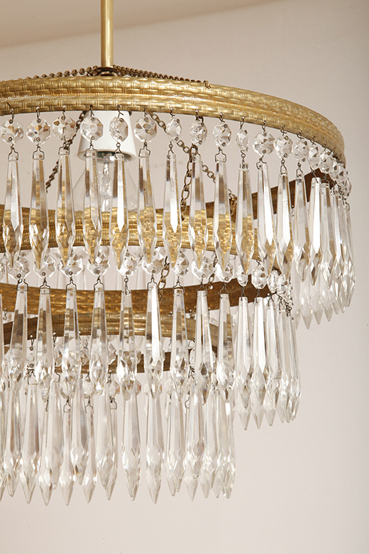 czech design, szklana lampa vintage, czech vintage lamp, vintage, vintage store, vintage ceiling lamp, hanging glass lamp, lamp, sklep vintage, mid century modern, Železnobrodskié Sklo, vintage chandeler, czechoslovakia, design shop, made in prl, lampa vintage Železnobrodskié Sklo, retro glass lamp, 60's, retro shop warsaw, meble prl, Železnobrodskié Sklo ceiling lamp, napako vintage lamp, mid century lamp, retro sklep warszawa, retro, Železnobrodskié Sklo vintage lamp, lampa napako, lamp design, vintage shop warsaw, lampa vintage, lampa boho, lampa sufitowa vintage, vintage lamp, antique shop warsaw, vintage hanging lamp, boho vintage, czeska lampa sufitowa retro, 1960., antique store warsaw, retro lamp, lampa vintage boho, hanging vintage lamp napako, 60., antyk sklep, retro style, retro shop, 1960s, antyk sklep warszawa, vintage light, vintage shop Duża kaskadowa trzypoziomowa jednopunktowa lampa sufitowa w stylu boho złożona z 143 przeźroczystych szklanych wisiorków i innych szklanych dodatków wiszących na trzech metalowych obręczach w kolorze starego złota, Typ 18-01, Železnobrodskié Sklo, Czechosłowacja, lata 50. - obrazek 28