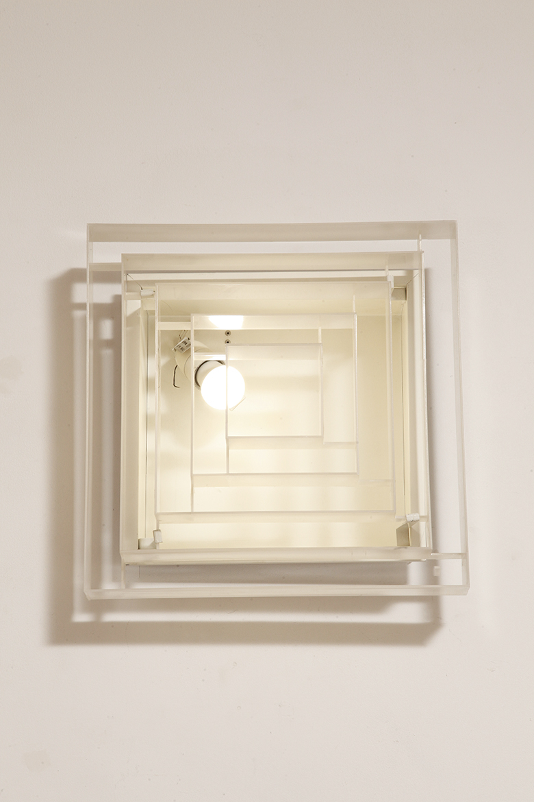 scandinavian lamp, antique shop warsaw, duński design, retro sklep warszawa, scandinavian style, antique store warsaw, retro shop, vintage shop warsaw, vintage wall lamp, antyk sklep, vintage shop, vintage store warsaw, metal lamp, antyk sklep warszawa, vintage store, retro store warsaw, lampa vintage, scandinavian vintage lamp, sklep vintage, design shop warsaw, danish design, metal vintage lamp, design shop, design sklep warszawa, lampa retro, wall lamp lyfa, retro store, danish lamp, antique shop, duńska lampa, design sklep, danish ceiling lamp, antique store, danish hanging lamp, design store, vintage lamp, design store warsaw, vintage danish lamp, kinkiet lyfa, sklep retro, scandinavian design, vintage sklep warszawa, danish retro lamp, lyfa wall lamp, retro shop warsaw Duży jednopunktowy biały kwadratowy podtynkowy kinkiet/lampa ścienna/plafon „Kvadrat” / „Kvadratlampen” z geometrycznym dyfuzorem z tworzywa sztucznego, projekt Nils Andersen & Salli Besiakow dla Lyfa, Dania, wzór z 1972 roku - obrazek 27
